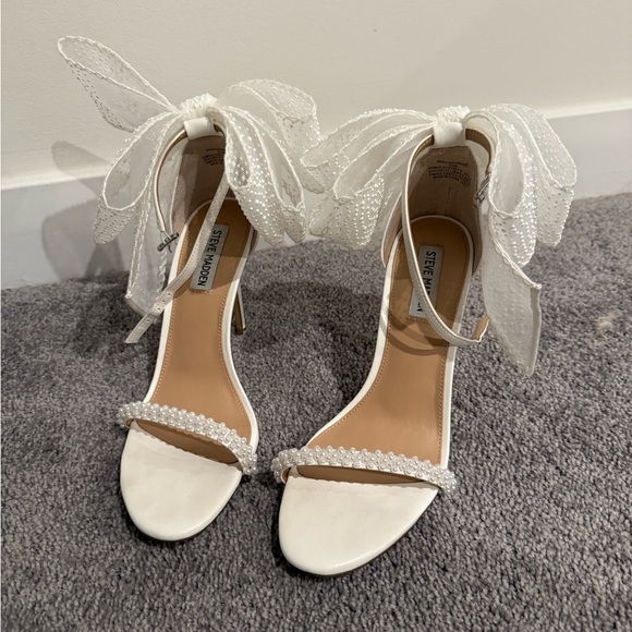 Steve Madden Shoes - WHITE Steve Madden Benni bow heels size 9.5